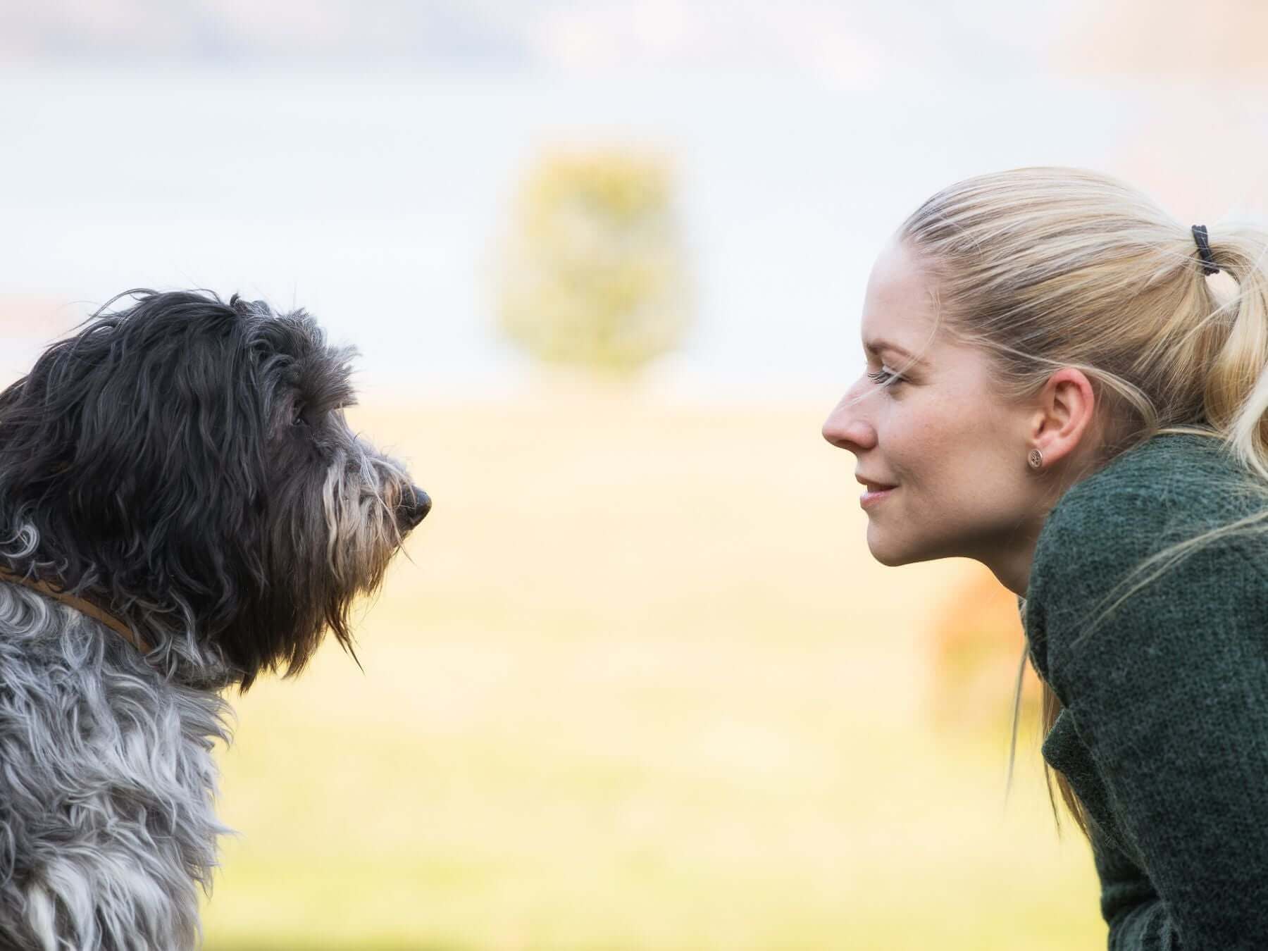 Hundetrainerin Conny Sporrer mit ihrem Hund