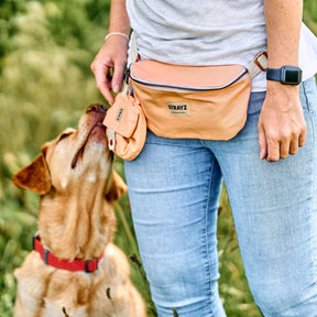 STRAYZ Bauchtasche in Lachsfarben. Spendet medizinische Hilfe an Straßenkatzen und Straßenhunde. Perfekt für die Hunderunde.