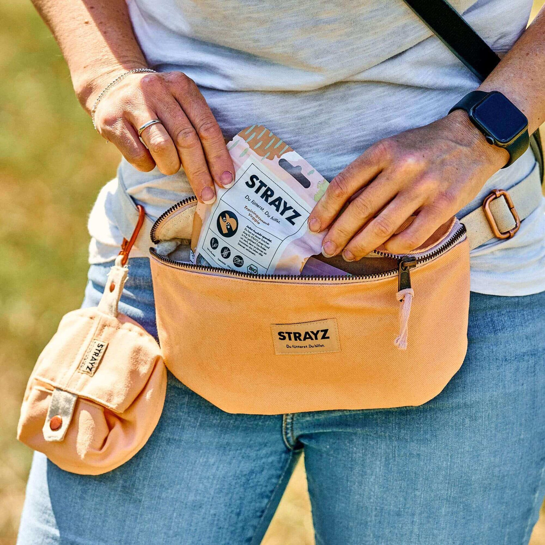 STRAYZ Bauchtasche in Lachsfarben. Spendet medizinische Hilfe an Straßenkatzen und Straßenhunde. Perfekt zum Training mit dem Hund.