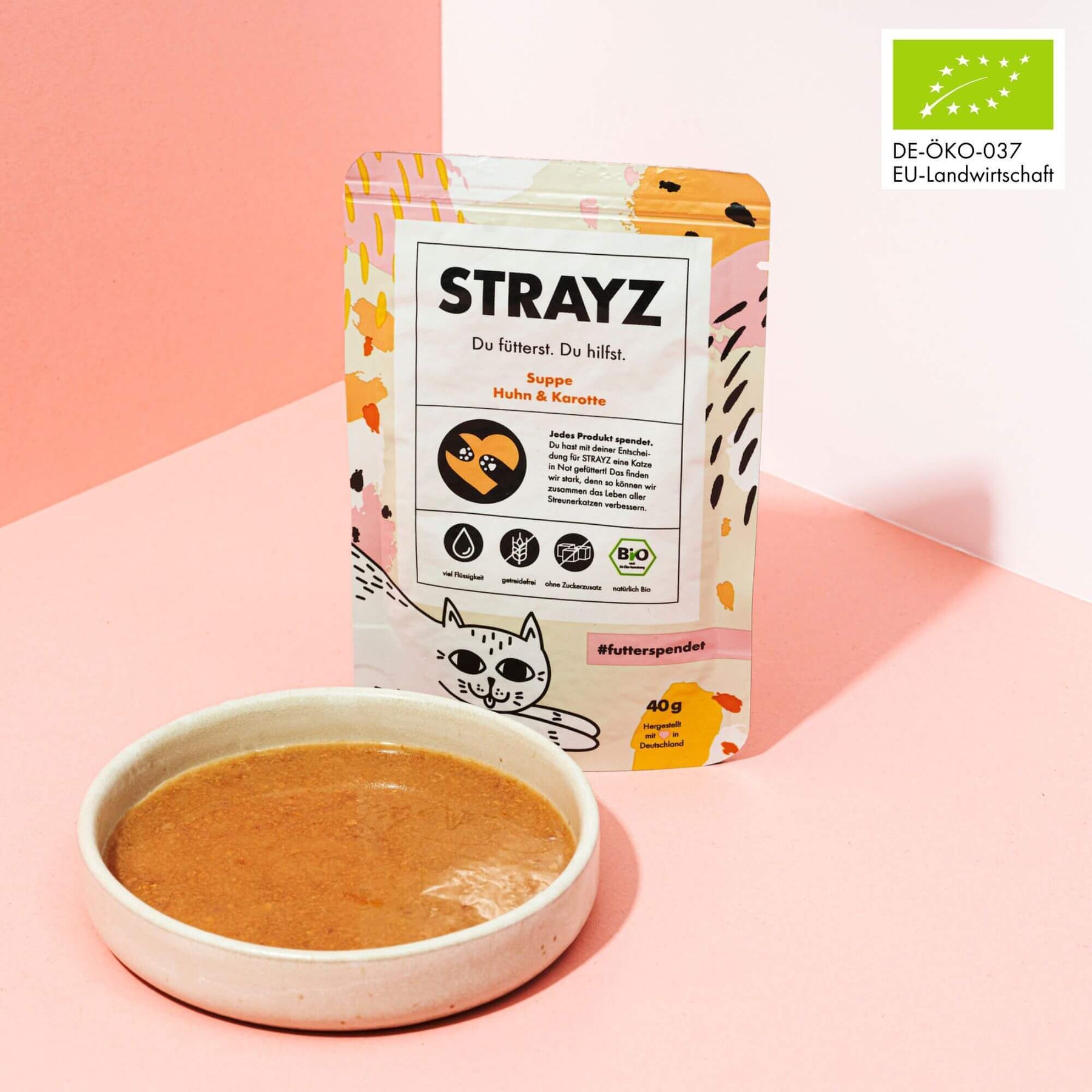 Katzensuppe ohne Zucker und Getreide mit Bio Huhn von STRAYZ. Trinksnack für wählerische Katzen. Animiert trinkfaule Katzen.